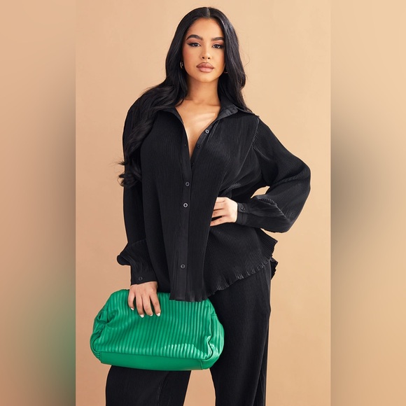 Pretty Little Thing - Petite Black Plisse Oversized Cuff Detail Set - Picture 3 of 4